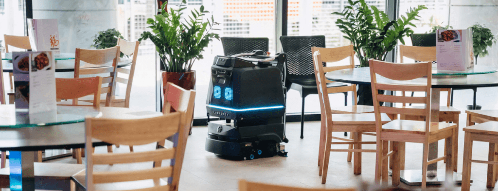 Nahaufnahme der rotierenden Reinigungsbürsten des automatische reinigung des Roboters R3 Scrub Pro