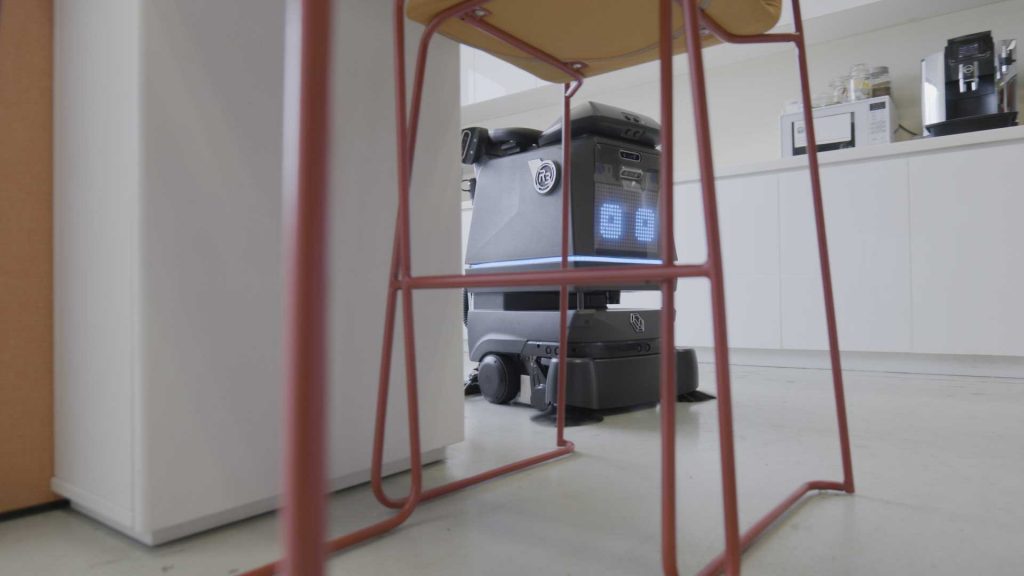 Reinigungsroboter mit Wassertank: R3 Scrub Pro im Krankenhausflur