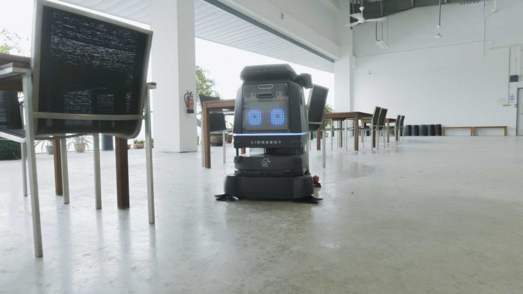 Roboter R3 Scrub Pro wischt gründlich den Boden eines Flughafenterminals