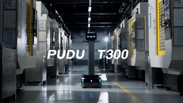 Un robot denominado "PUDU T300" se mueve por un pasillo en una moderna instalación industrial.