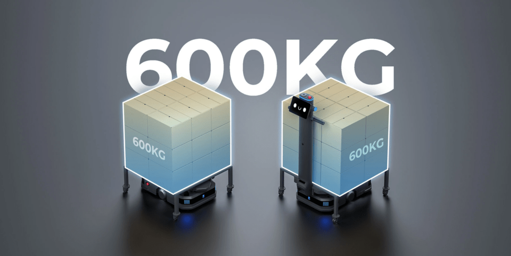 Zwei Roboter, die jeweils einen 600 kg schweren Würfel tragen, über denen in großer weißer Schrift "600 kg" steht.