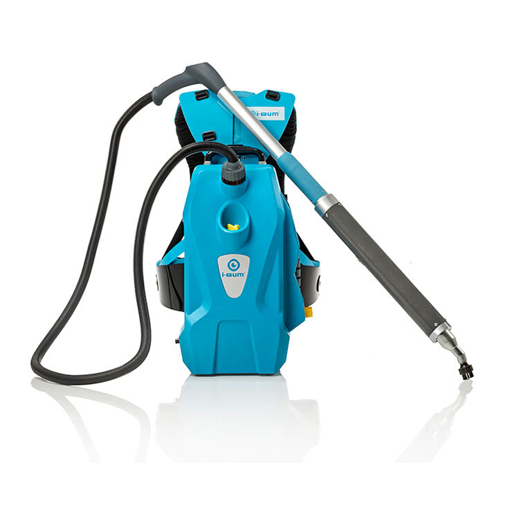 Blaue Rückenspritze mit angeschlossenem Schlauch und Sprührohr zum Auftragen von Flüssigkeiten - ideal zur Ergänzung von Reinigungsroutinen neben Werkzeugen wie einem Reinigungsroboter.