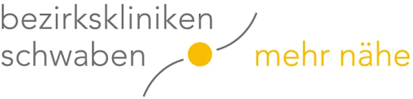 Logo mit dem Text "bezirkskliniken schwaben mehr nähe" und einem gelben Punkt auf einer geschwungenen Linie.