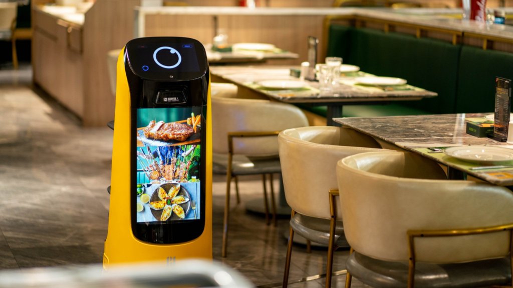 Serviceroboter von Pudu im Einsatz in einer Gastronomie