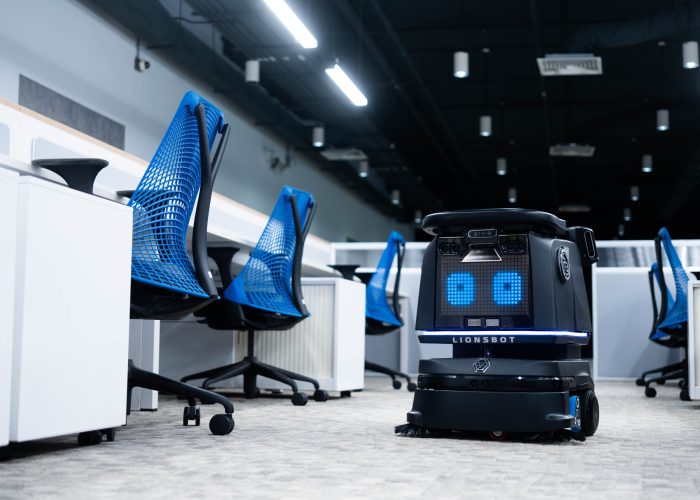 Ein robotik Putzroboter führt eine Büroreinigung durch